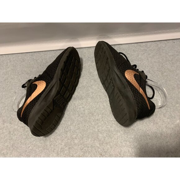 Nike Womens Size 7.5 Black Mesh Copper Swoosh Sneaker Shoes Tanjun Running Sport - Picture 3 of 5